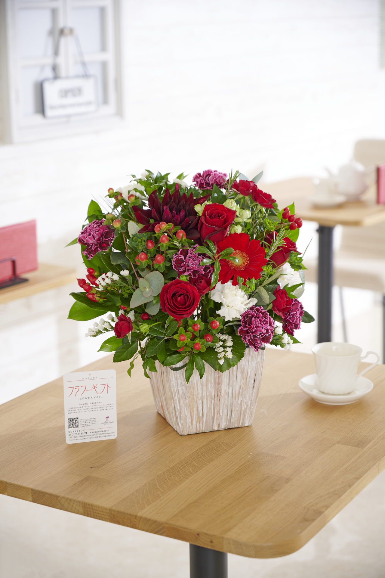 <p>あらゆるお祝いシーンを華やかに飾る、とっても見栄えのするワンランク上のアレンジメントを是非一度お試しください。</p>