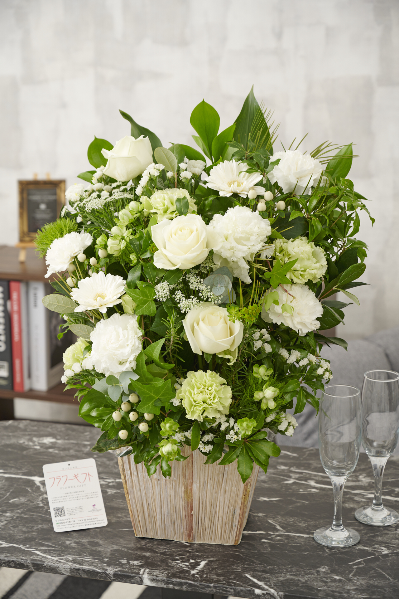 <p>シンプルな配色の中に自身がこだわる「動き」や「間」がスパイスされ、生花の持つ美しさを存分に引き出しています。</p>