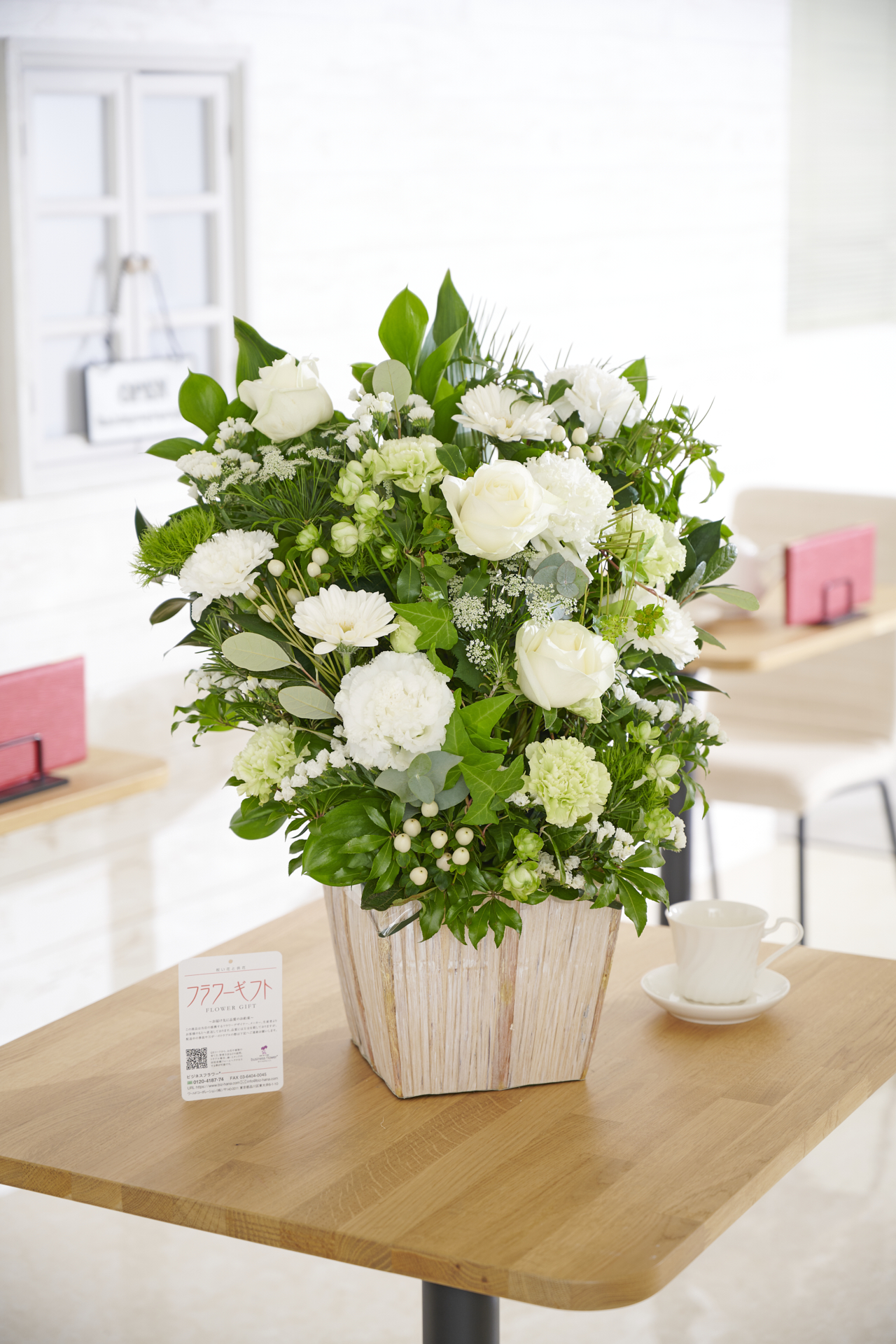 <p>あらゆるお祝いシーンをゴージャスに飾る存在感抜群のアレンジメントフラワーは、特に大切なお客様や知人への贈り物、プレゼントとしてお薦めの商品です。</p>