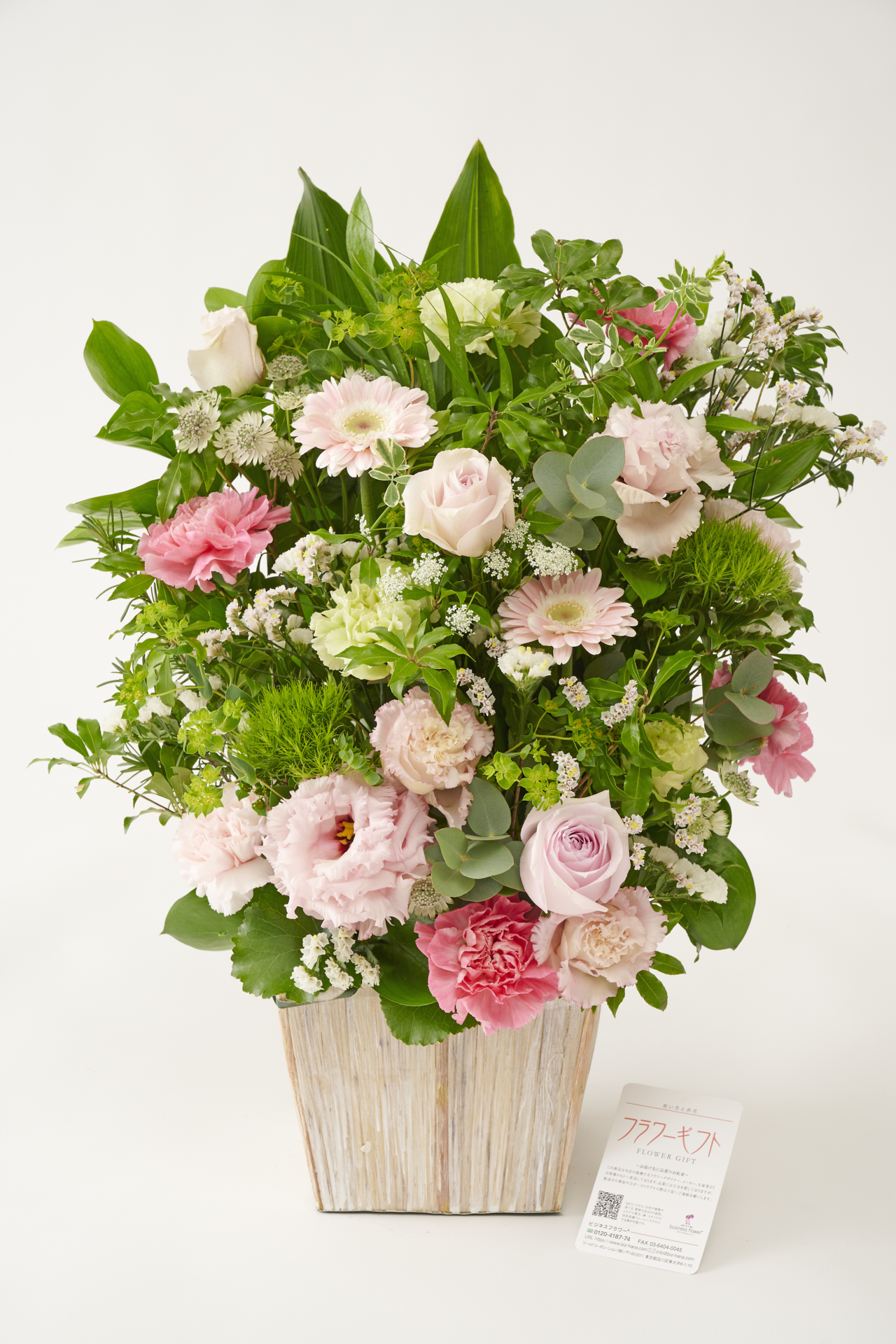 <p>季節の花材を惜しみなく使い、シンプルな配色の中に自身がこだわる「動き」や「間」がスパイスされ、生花の持つ美しさを存分に引き出しています。</p>