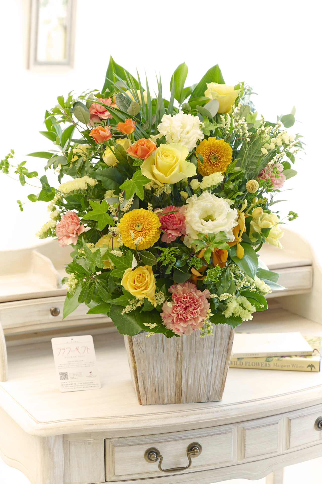 季節の花材を惜しみなく使い、シンプルな配色の中に自身がこだわる「動き」や「間」がスパイスされ、生花の持つ美しさを存分に引き出しています。