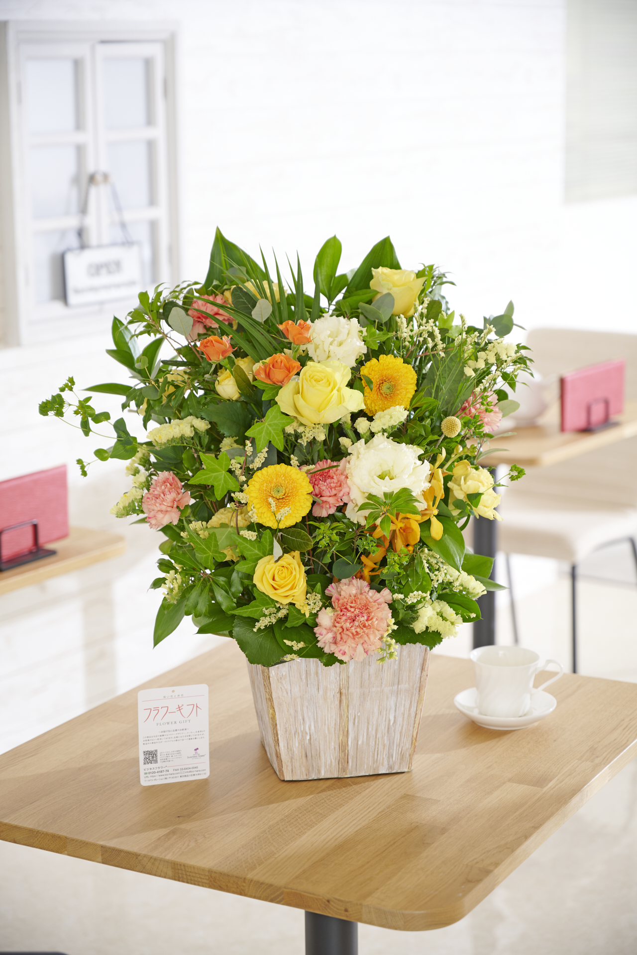 <p>業界でも活躍中のデザイナー三栗野真平が当店向けにオリジナルプロデュースしたデザイナーズアレンジメントフラワーです。</p>