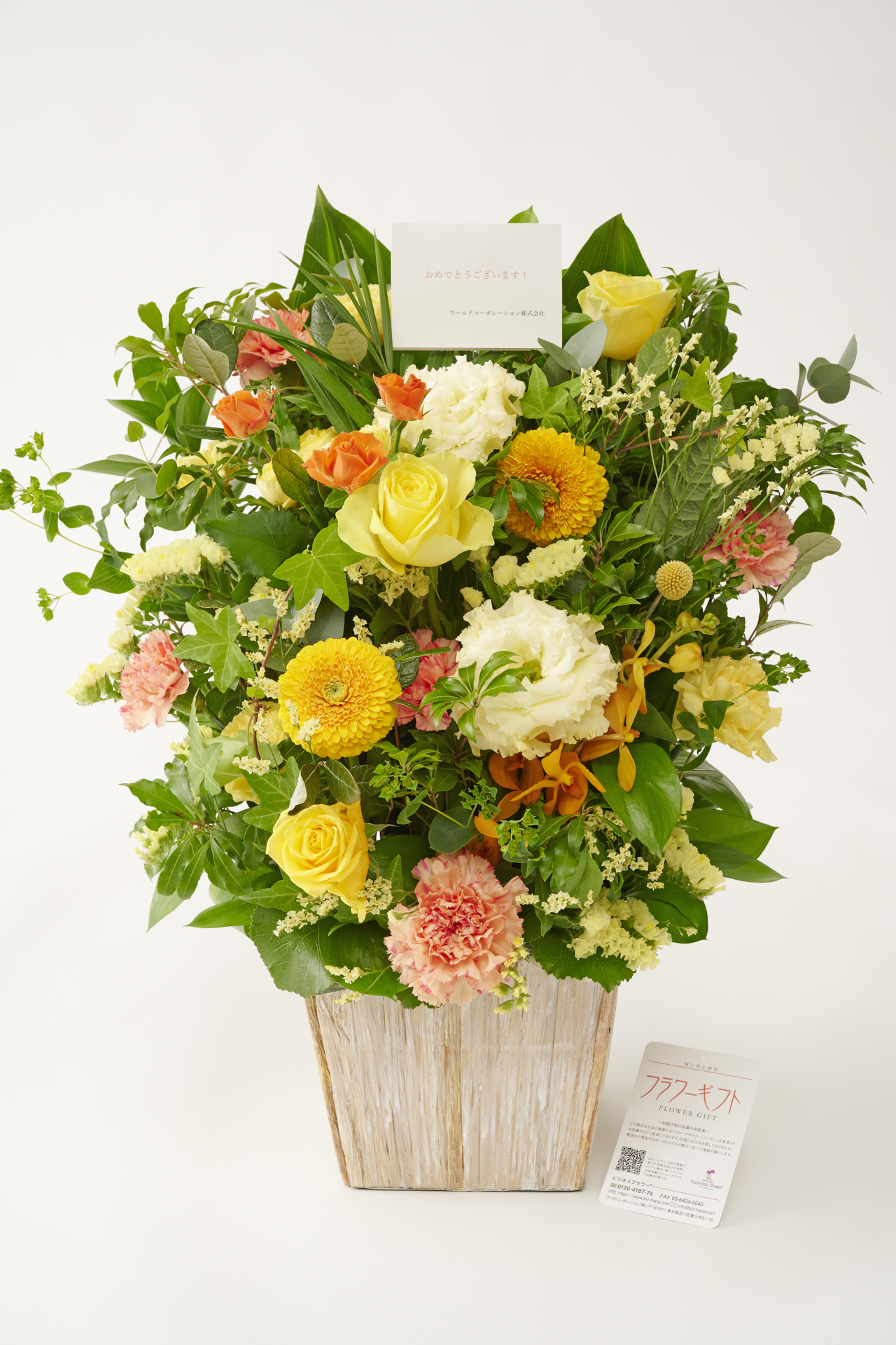 <p>季節の花材を惜しみなく使い、シンプルな配色の中に自身がこだわる「動き」や「間」がスパイスされ、生花の持つ美しさを存分に引き出しています。</p>