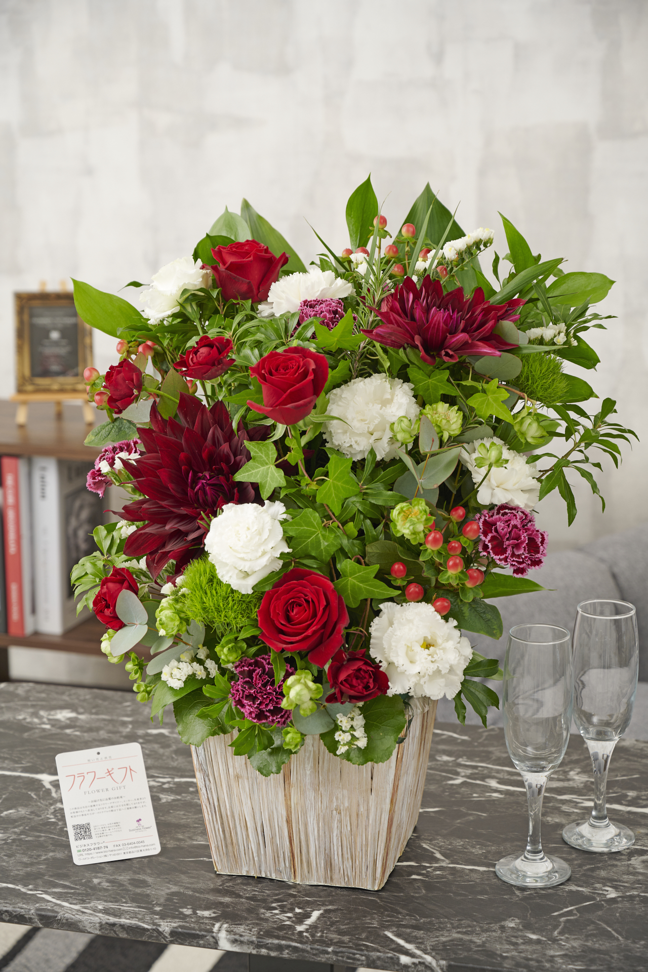 <p>業界でも活躍中のデザイナー三栗野真平が当店向けにオリジナルプロデュースしたデザイナーズアレンジメントフラワーです。</p>