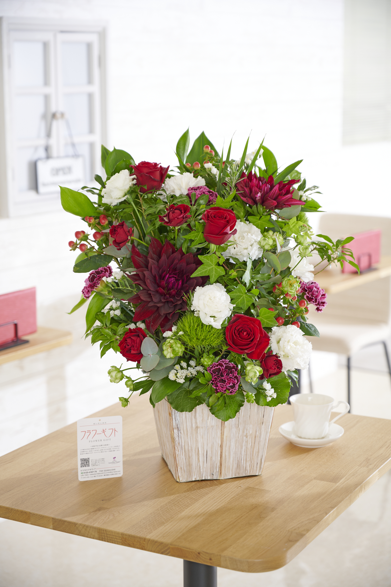 <p>あらゆるお祝いシーンをゴージャスにに飾る、存在感抜群のアレンジメント！特に大切なお客様や知人への贈り物としてご利用ください。</p>