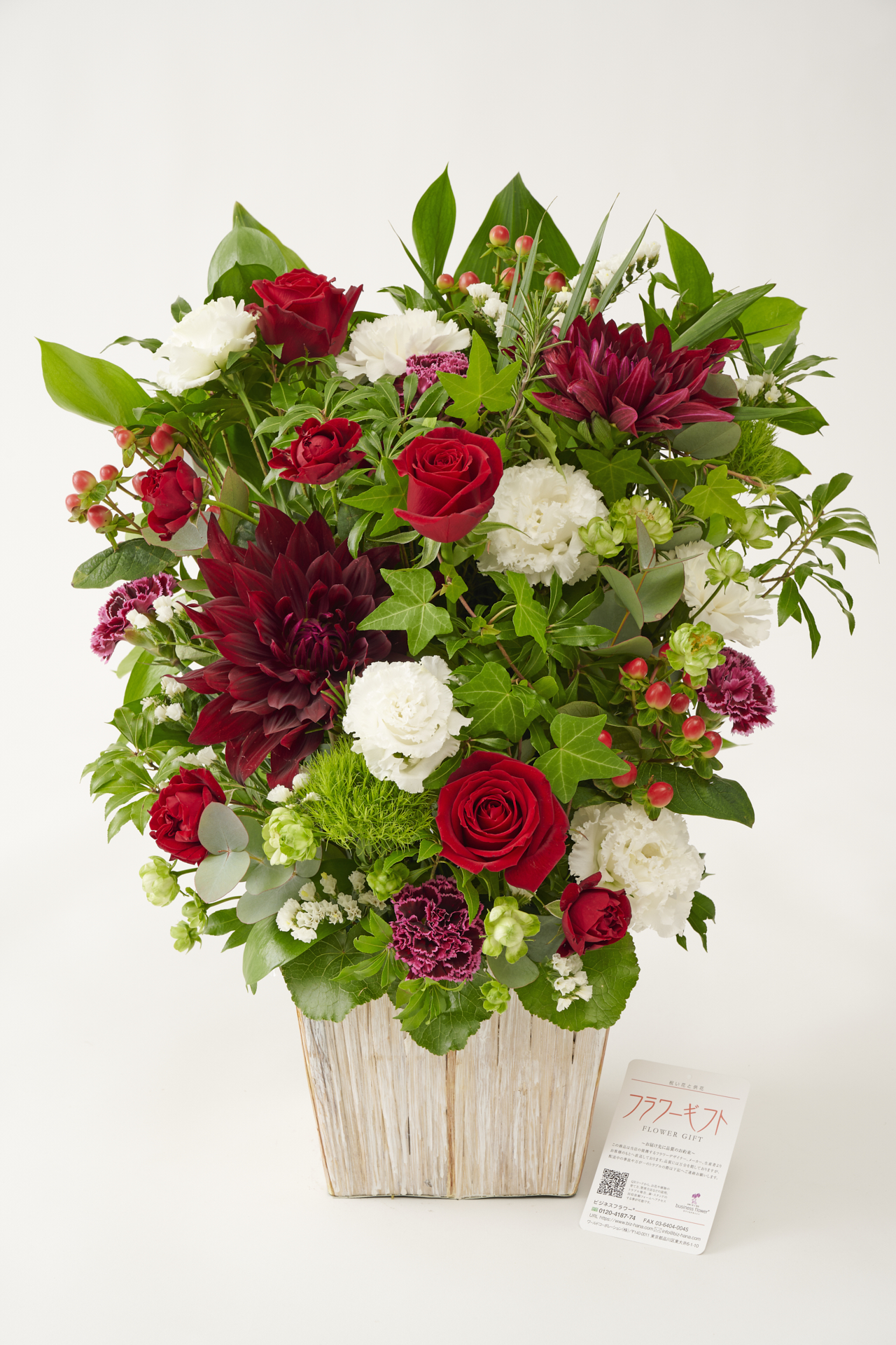 <p>季節の花材を惜しみなく使い、シンプルな配色の中に自身がこだわる「動き」や「間」がスパイスされ、生花の持つ美しさを存分に引き出しています。</p>