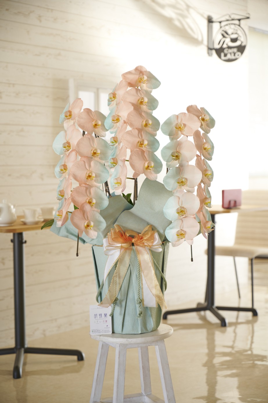 <p>水色や橙色をコーポレートカラーや店舗コンセプトとしている企業様へのお祝い花として、お洒落なイベントや企画への贈り物として活躍すること間違いなしでしょう。</p>