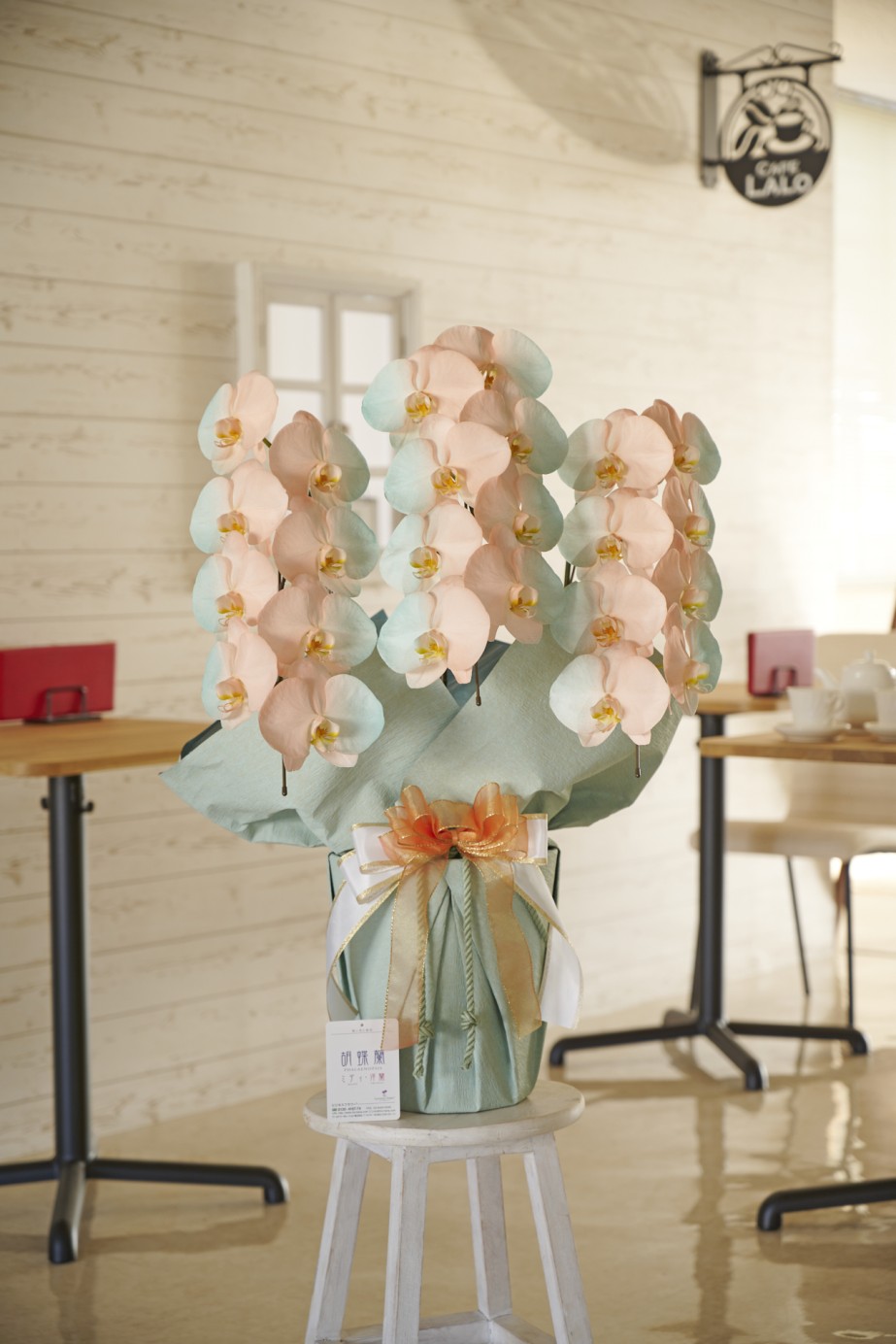 <p>水色や橙色をコーポレートカラーや店舗コンセプトとしている企業様へのお祝い花として、お洒落なイベントや企画への贈り物として活躍すること間違いなしでしょう。</p>