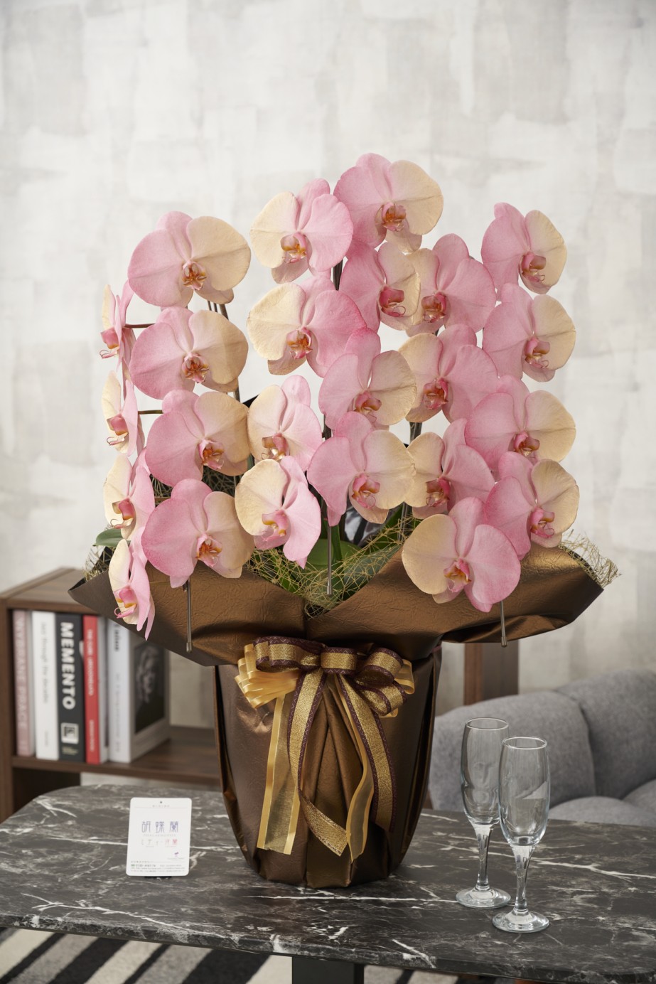 祝い花や供花を販売するネットの花屋ビジネスフラワー®では、満開の胡蝶蘭（大輪）を特殊な塗料で装飾した高級感漂う逸品が「カラー胡蝶蘭彩（irodori）」シリーズを販売しています。