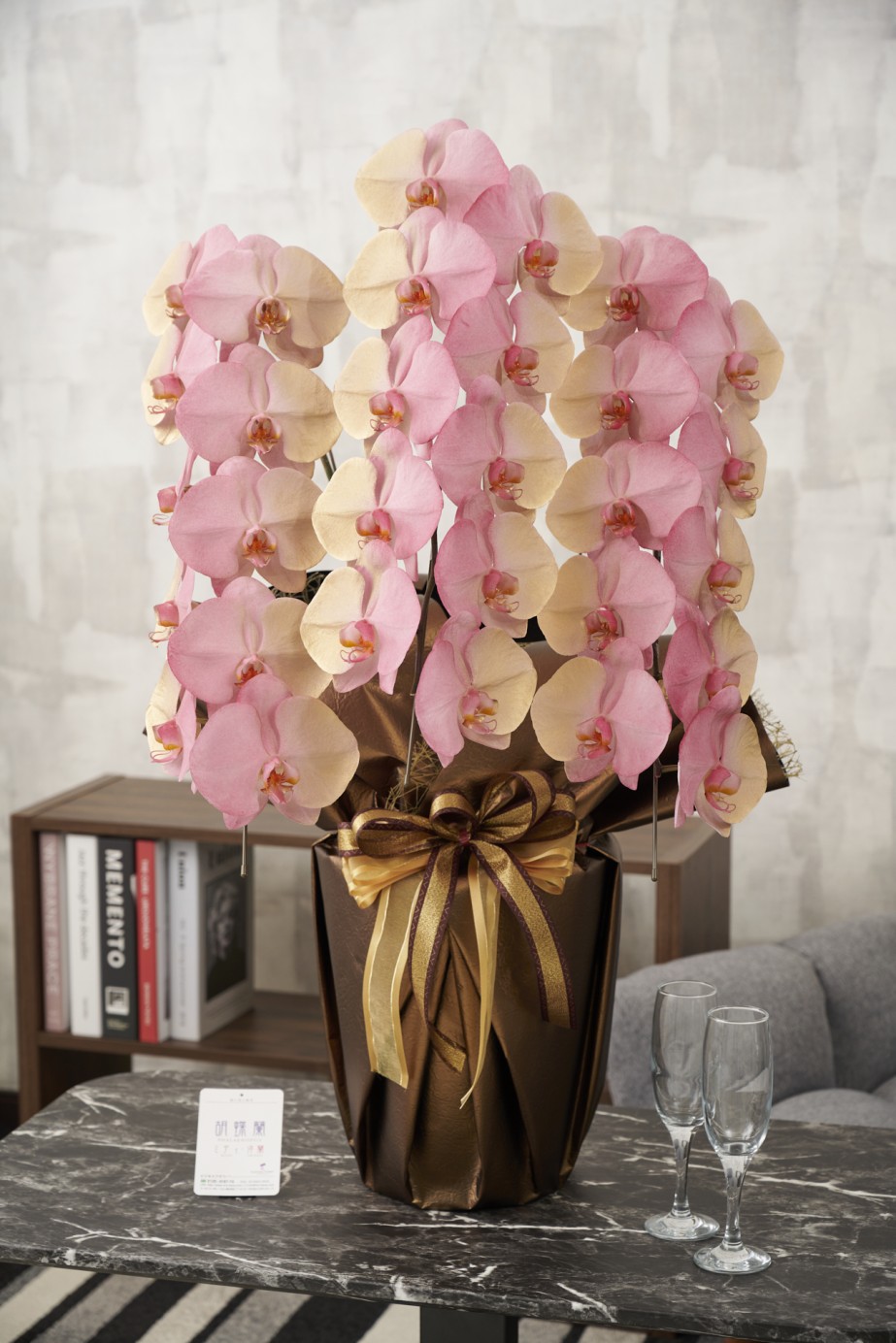 祝い花や供花を販売するネットの花屋ビジネスフラワー®では、満開の胡蝶蘭（大輪）を特殊な塗料で装飾した高級感漂う逸品が「カラー胡蝶蘭彩（irodori）」シリーズを販売しています。