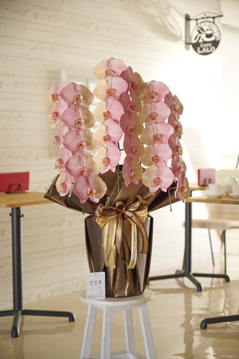 <p>ボルドーやゴールドをコーポレートカラーや店舗コンセプトとしている企業様へのお祝い花として、お洒落なイベントや企画への贈り物として活躍すること間違いなしでしょう。</p>