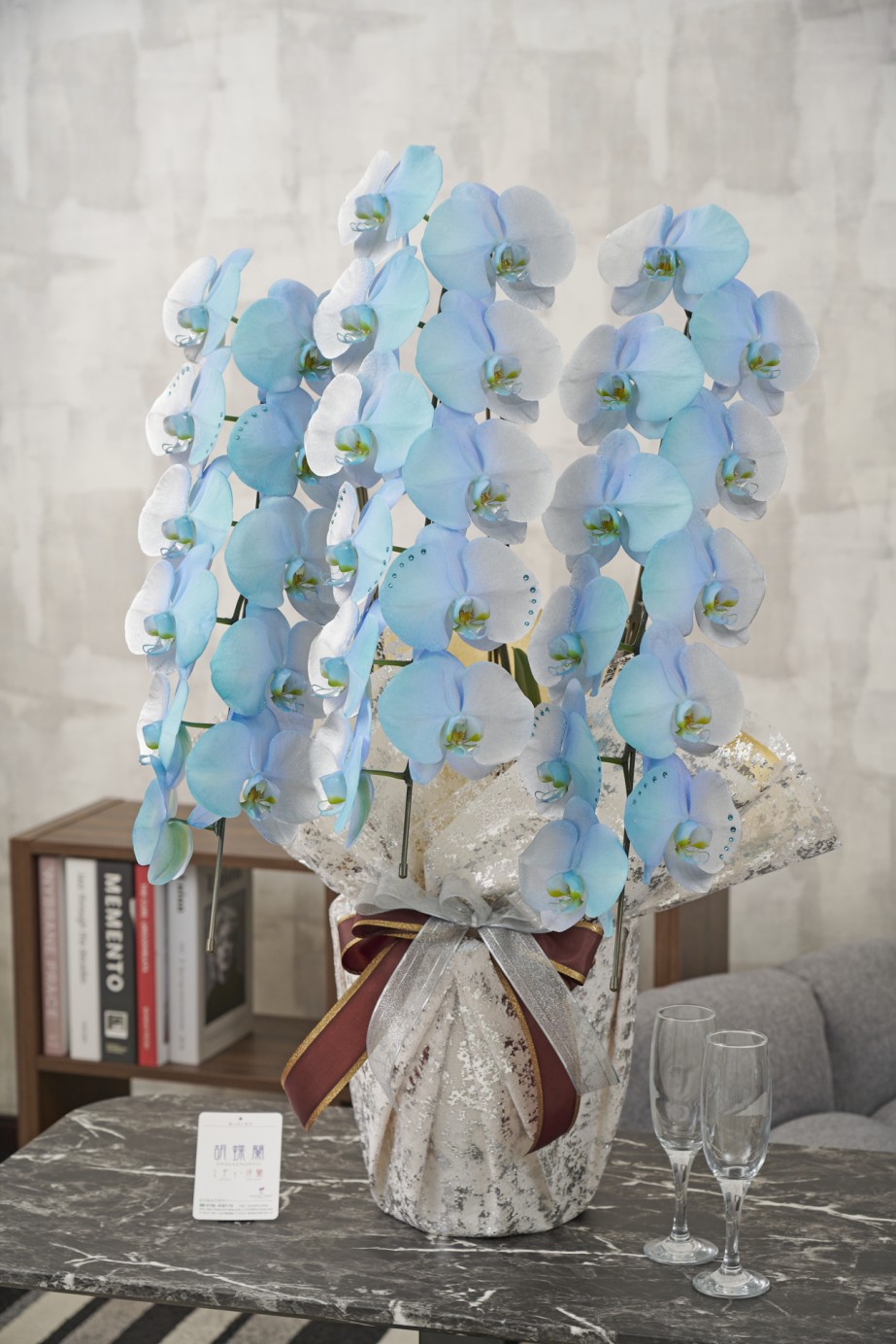 祝い花や供花を販売するネットの花屋ビジネスフラワー®では、満開の胡蝶蘭（大輪）を特殊な塗料で装飾した高級感漂う逸品が「カラー胡蝶蘭彩（irodori）」シリーズを販売しています。