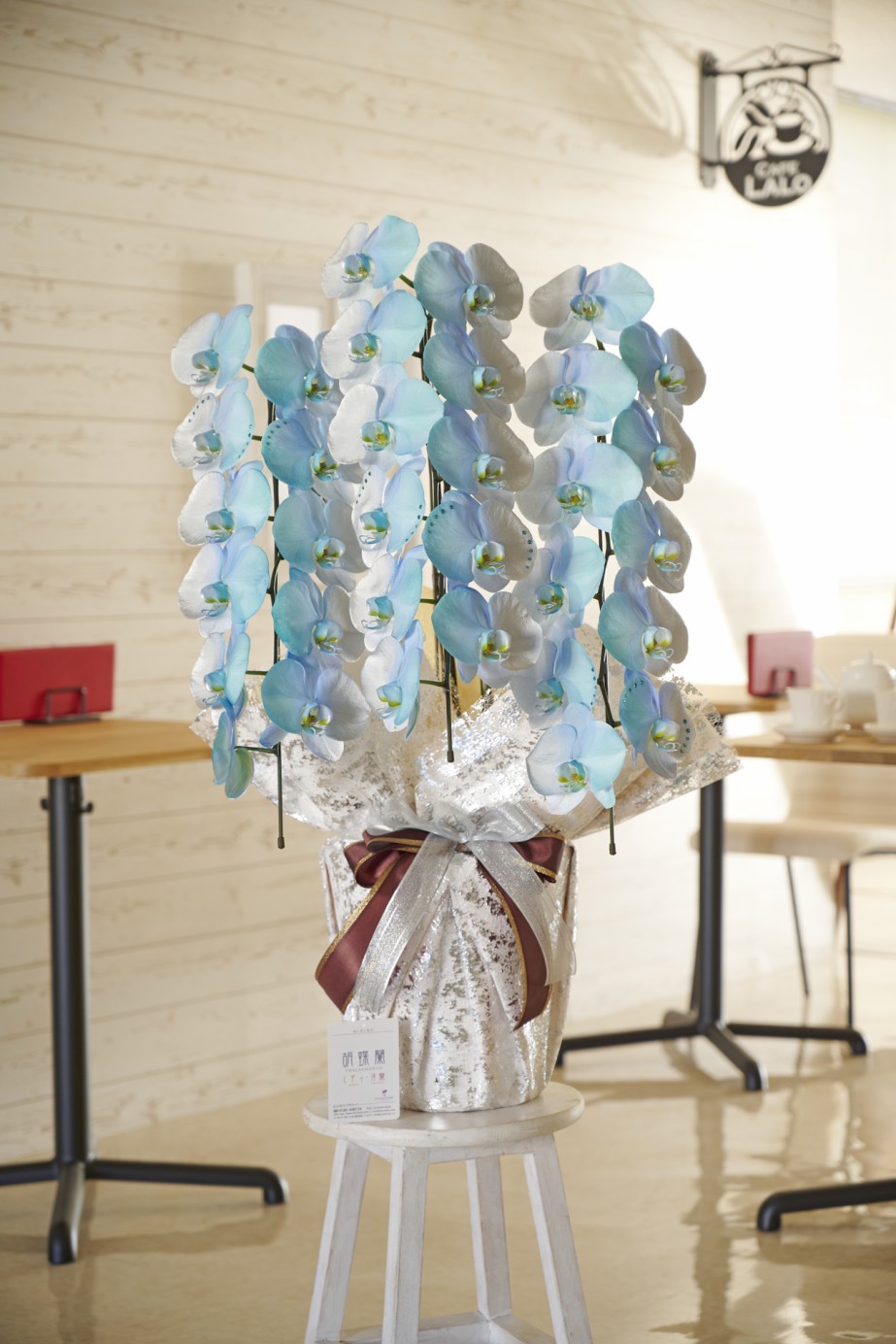 <p>ブルーやシルバーをコーポレートカラーや店舗コンセプトとしている企業様へのお祝い花として、お洒落なイベントや企画への贈り物として活躍すること間違いなしでしょう。</p>