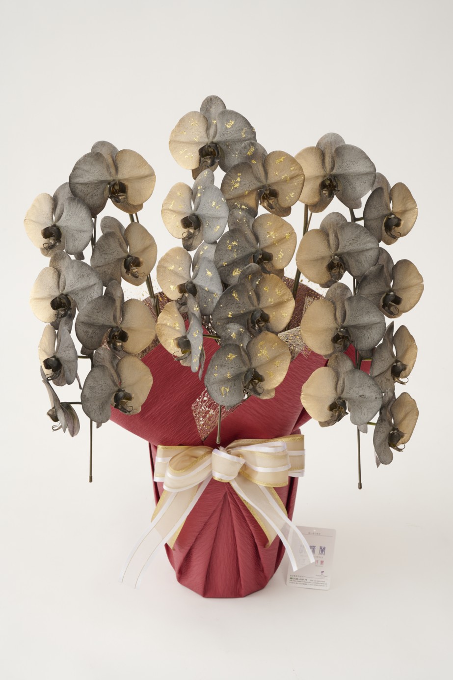 <p>花びらに塗装を施している為、お届け時点が最高の咲き誇り時期、見頃の状態となっているのが魅力的で、開店祝い、開業祝い、就任祝いなどのお祝い花として人気があります。</p>