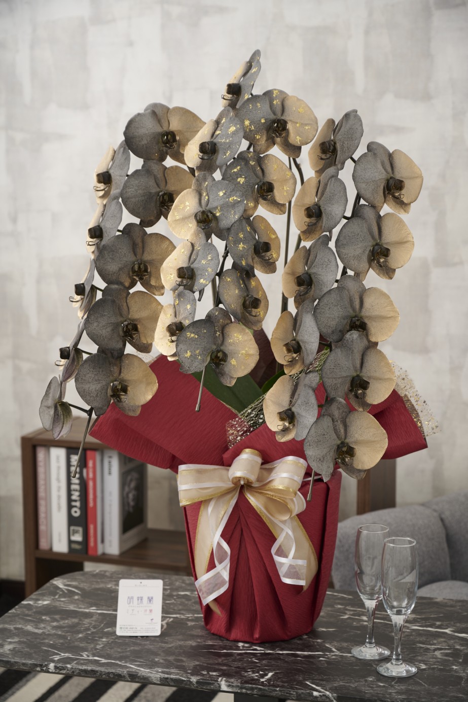 祝い花や供花を販売するネットの花屋ビジネスフラワー®では、満開の胡蝶蘭（大輪）を特殊な塗料で装飾した高級感漂う逸品が「カラー胡蝶蘭彩（irodori）」シリーズを販売しています。