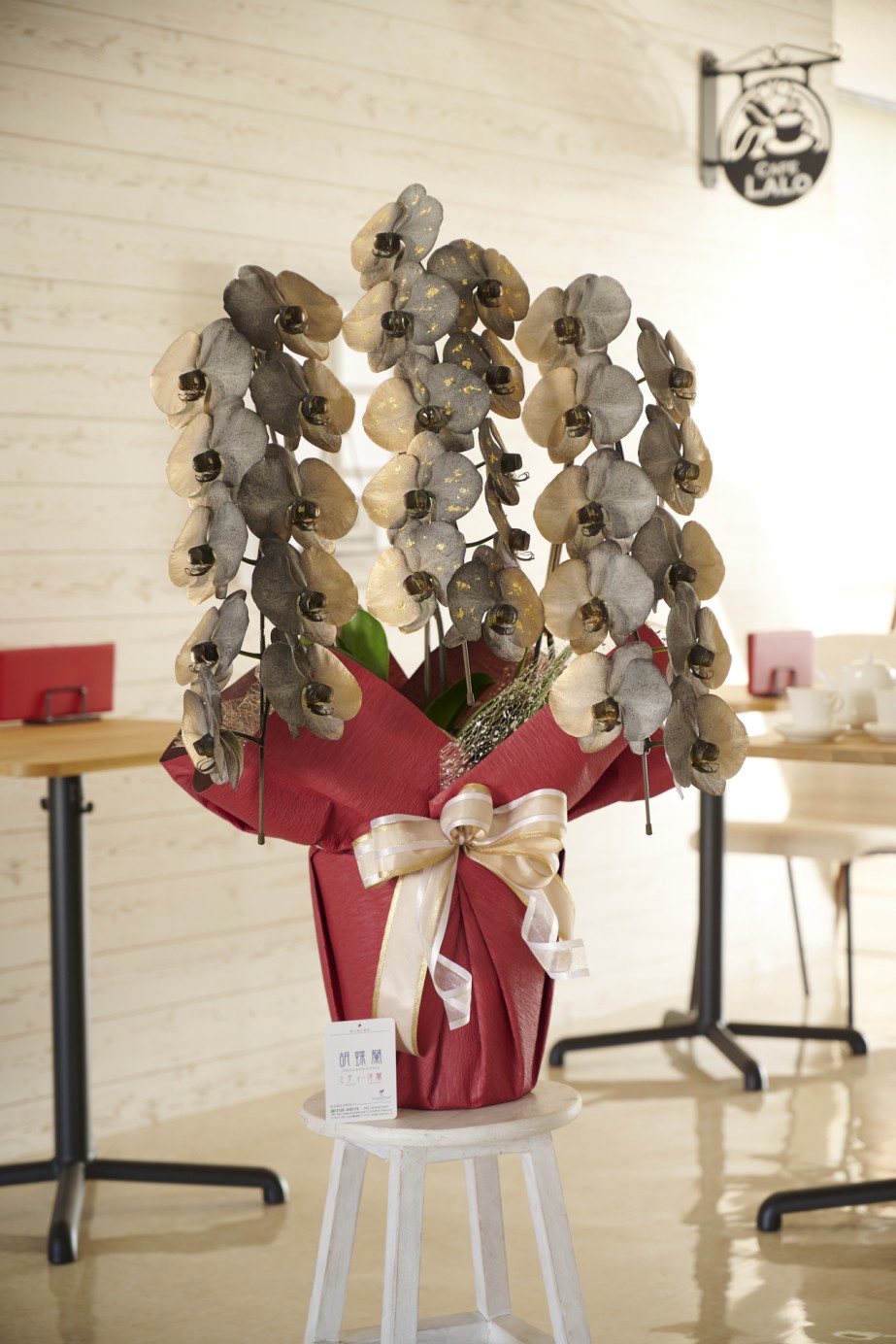 <p>黒やゴールドをコーポレートカラーや店舗コンセプトとしている企業様へのお祝い花として、お洒落なイベントや企画への贈り物として活躍すること間違いなしでしょう。</p>