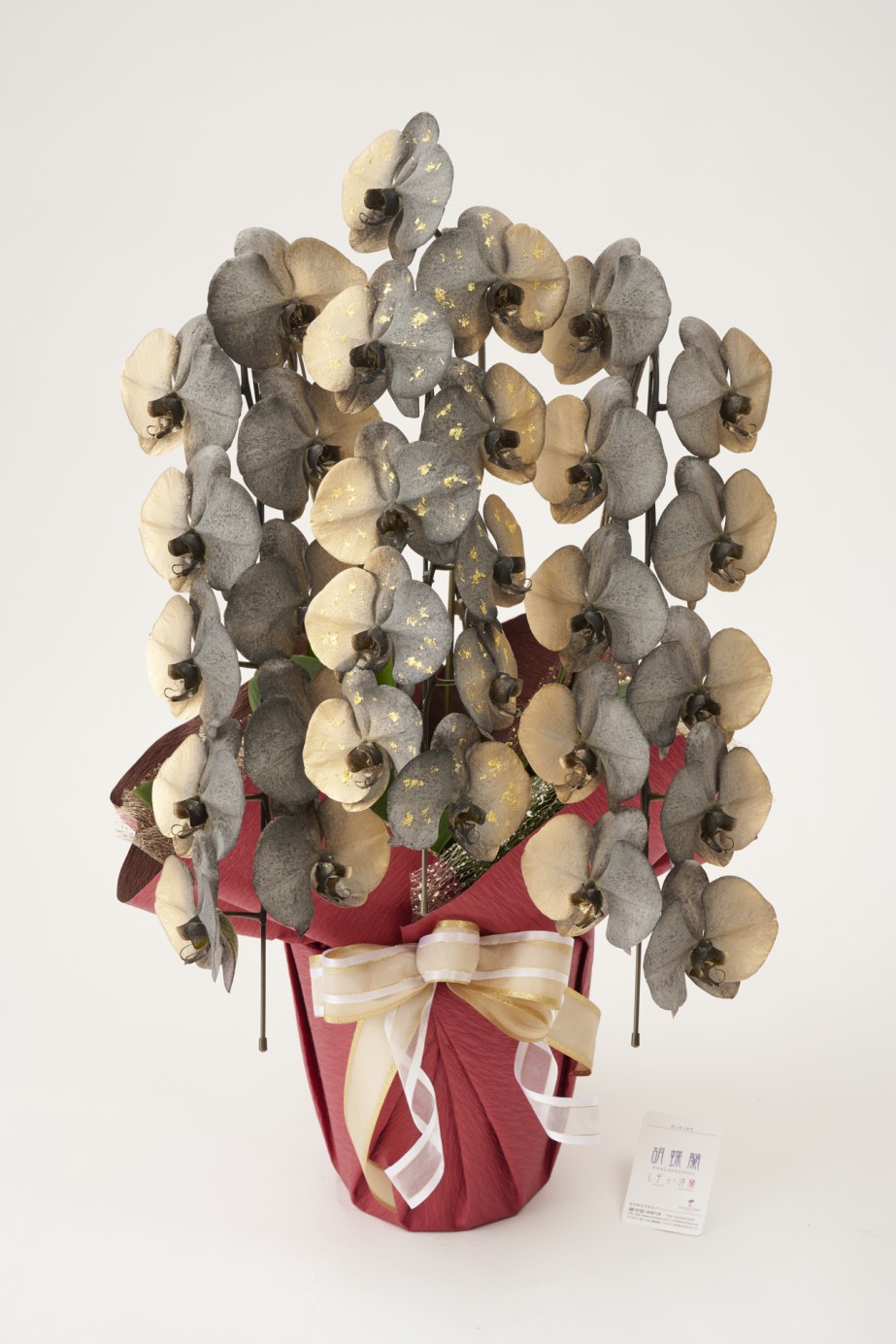 <p>花びらに塗装を施している為、お届け時点が最高の咲き誇り時期、見頃の状態となっているのが魅力的で、開店祝い、開業祝い、就任祝いなどのお祝い花として人気があります。</p>