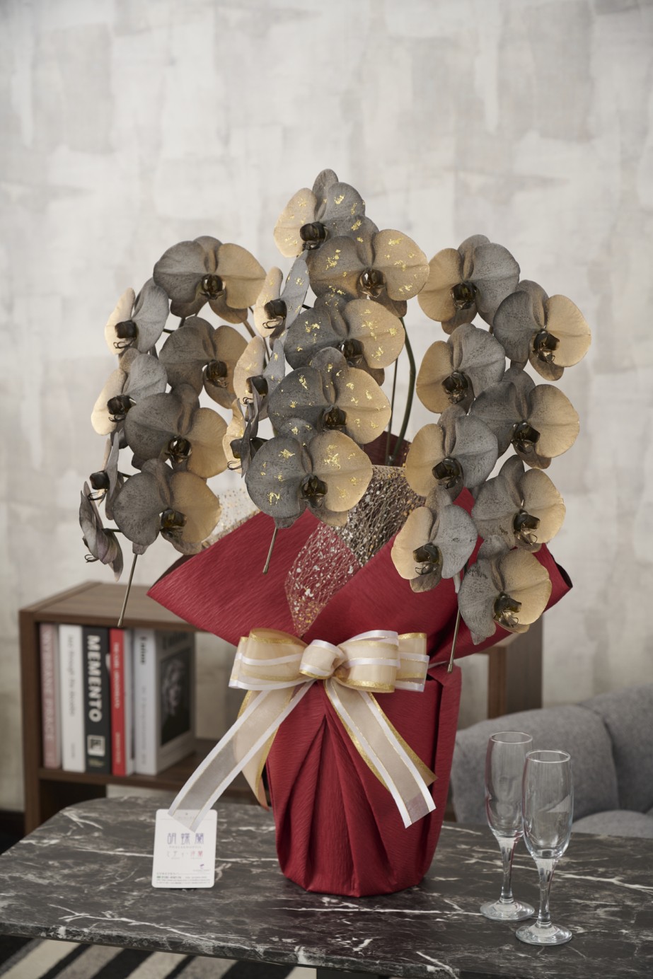 祝い花や供花を販売するネットの花屋ビジネスフラワー®では、満開の胡蝶蘭（大輪）を特殊な塗料で装飾した高級感漂う逸品が「カラー胡蝶蘭彩（irodori）」シリーズを販売しています。