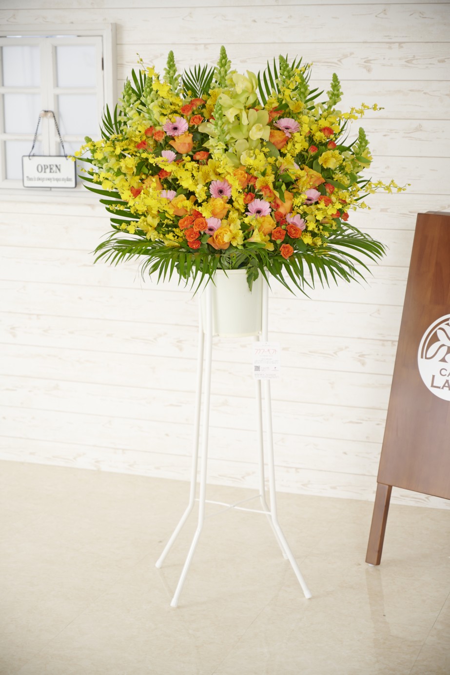 花屋のない地域へもお届けできる宅配配送のスタンド花です。