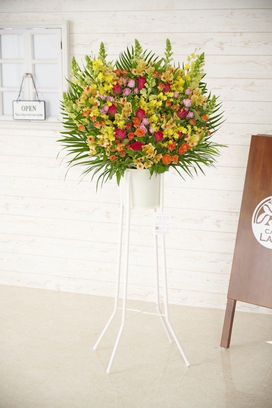 花屋のない地域へもお届けできる宅配配送のスタンド花です。