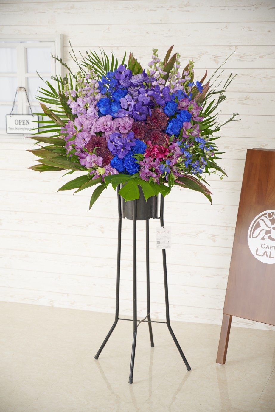 花屋のない地域へもお届けできる宅配配送のスタンド花です。