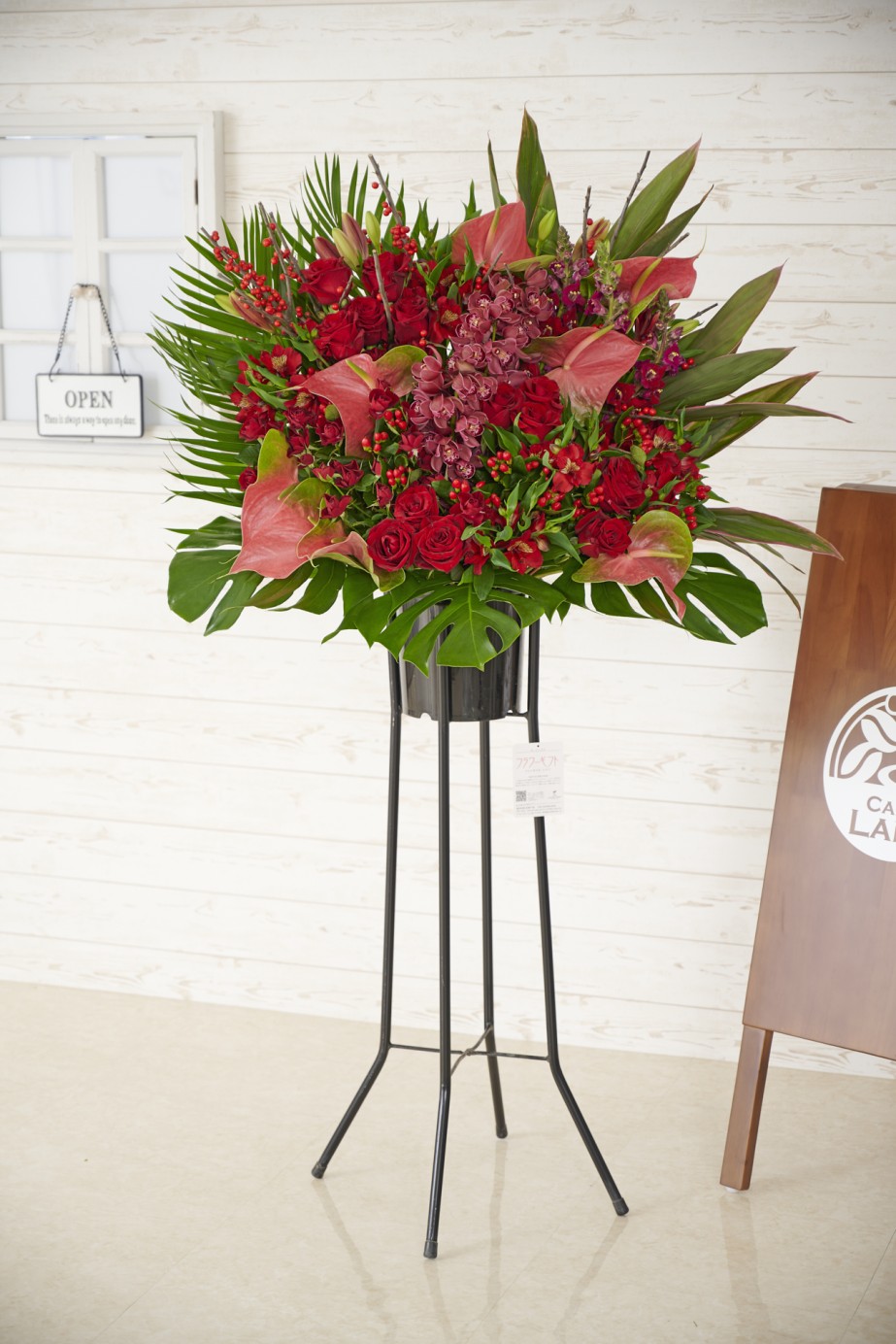 花屋のない地域へもお届けできる宅配配送のスタンド花です。