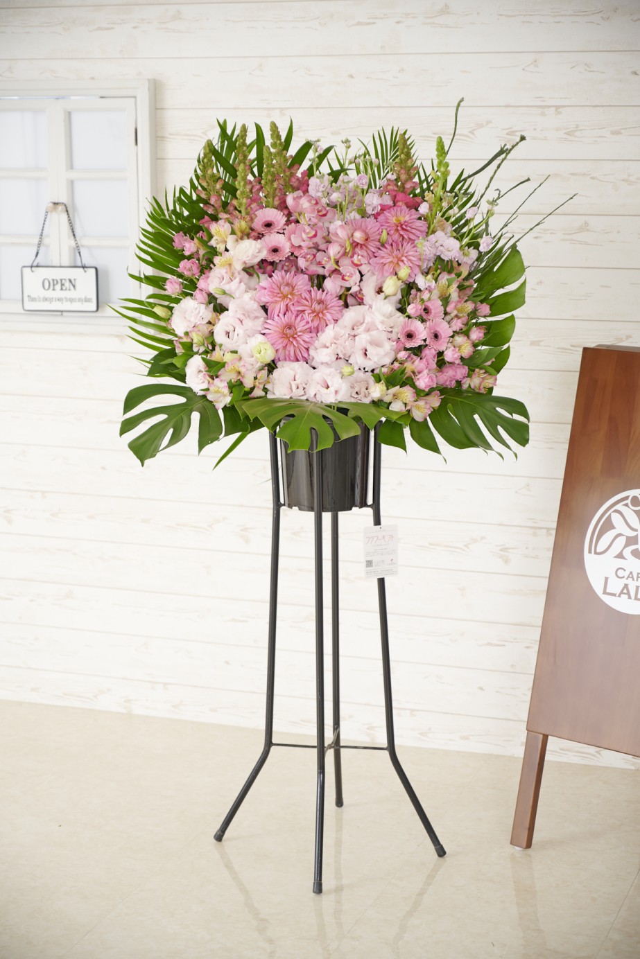 花屋のない地域へもお届けできる宅配配送のスタンド花です。