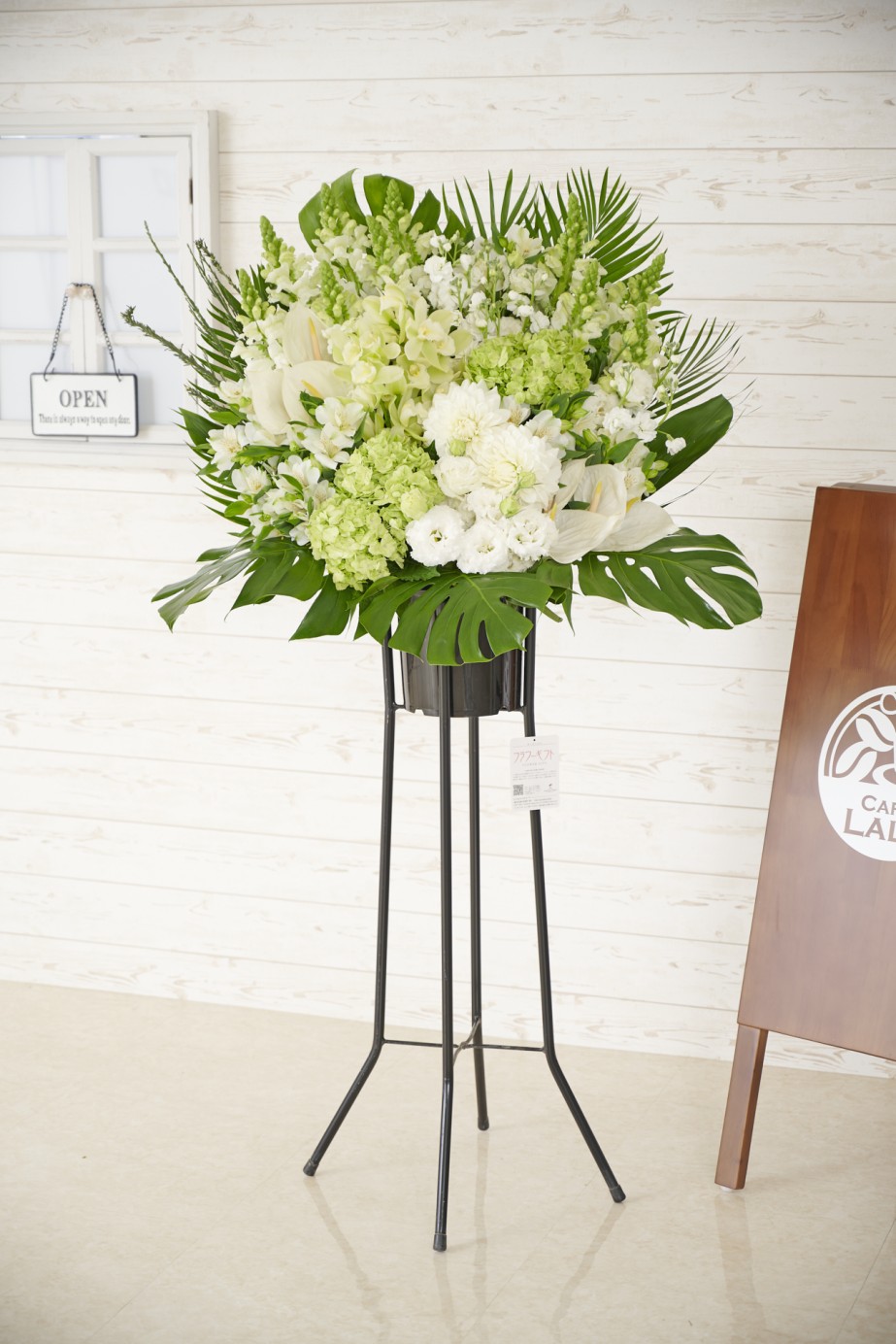 花屋のない地域へもお届けできる宅配配送のスタンド花です。