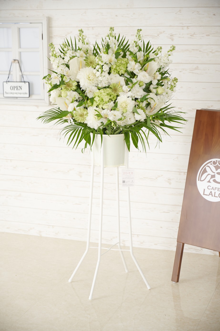 花屋のない地域へもお届けできる宅配配送のスタンド花です。