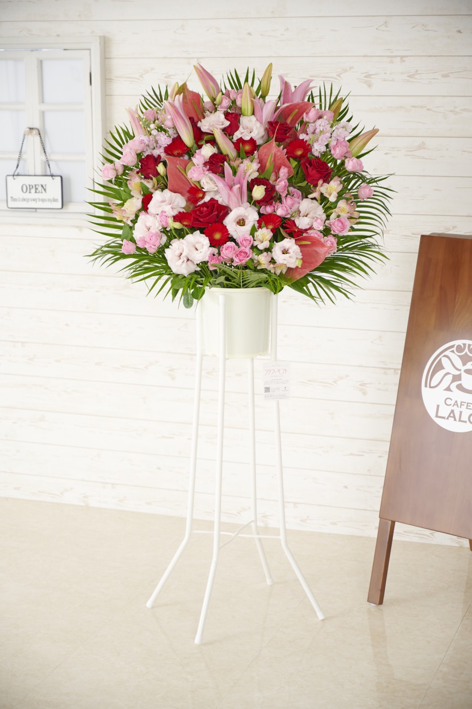 花屋のない地域へもお届けできる宅配配送のスタンド花です。