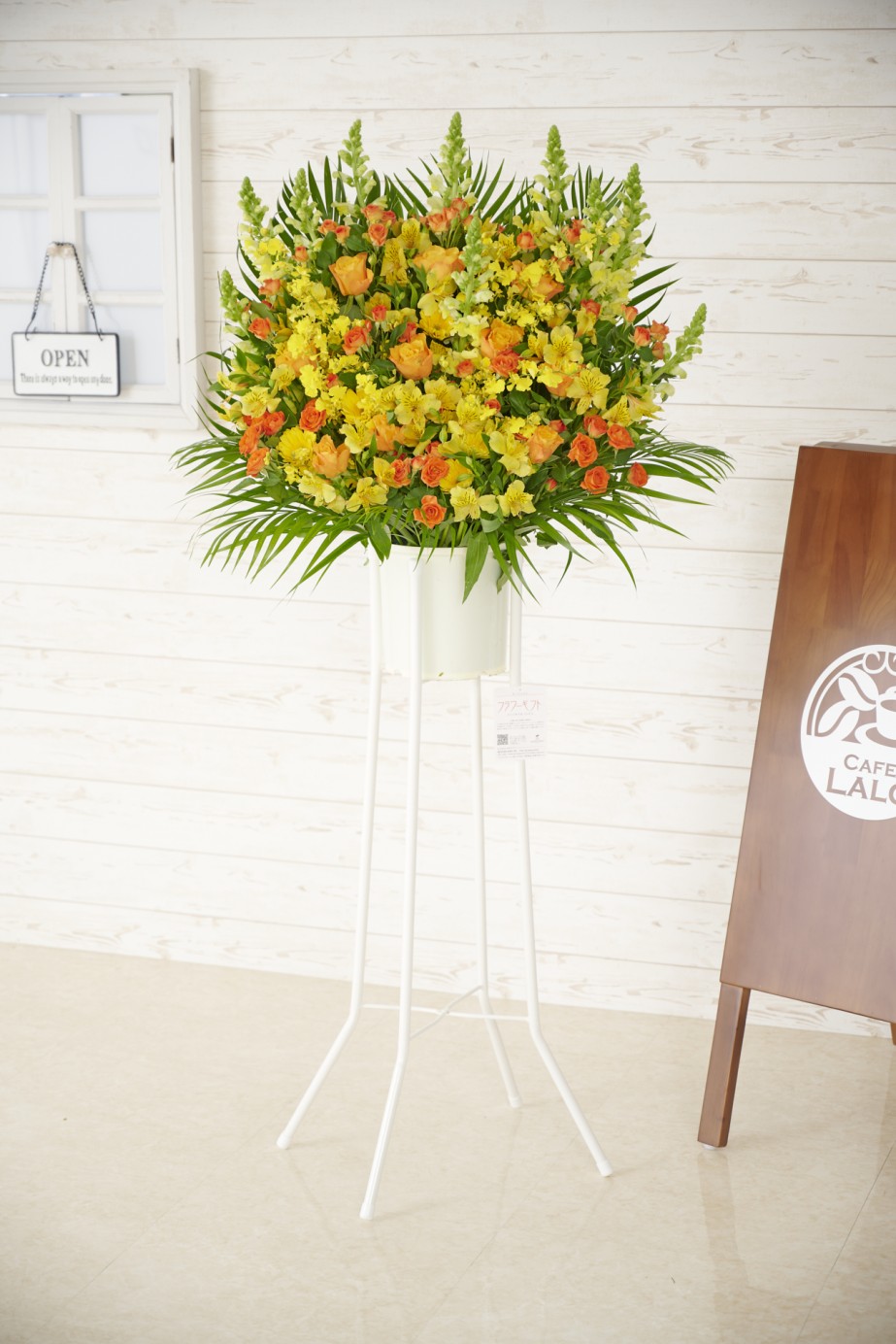 花屋のない地域へもお届けできる宅配配送のスタンド花です。