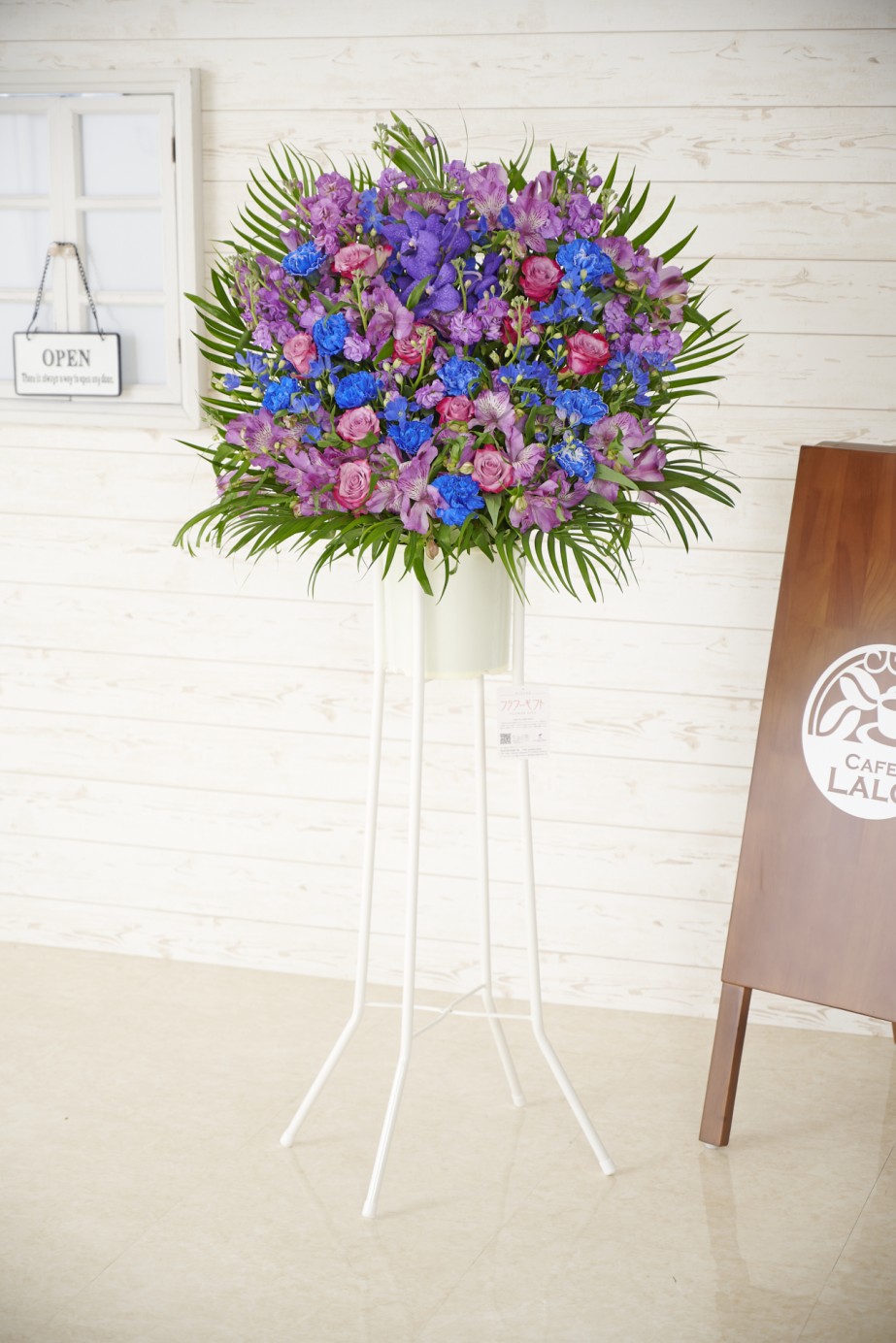 花屋のない地域へもお届けできる宅配配送のスタンド花です。