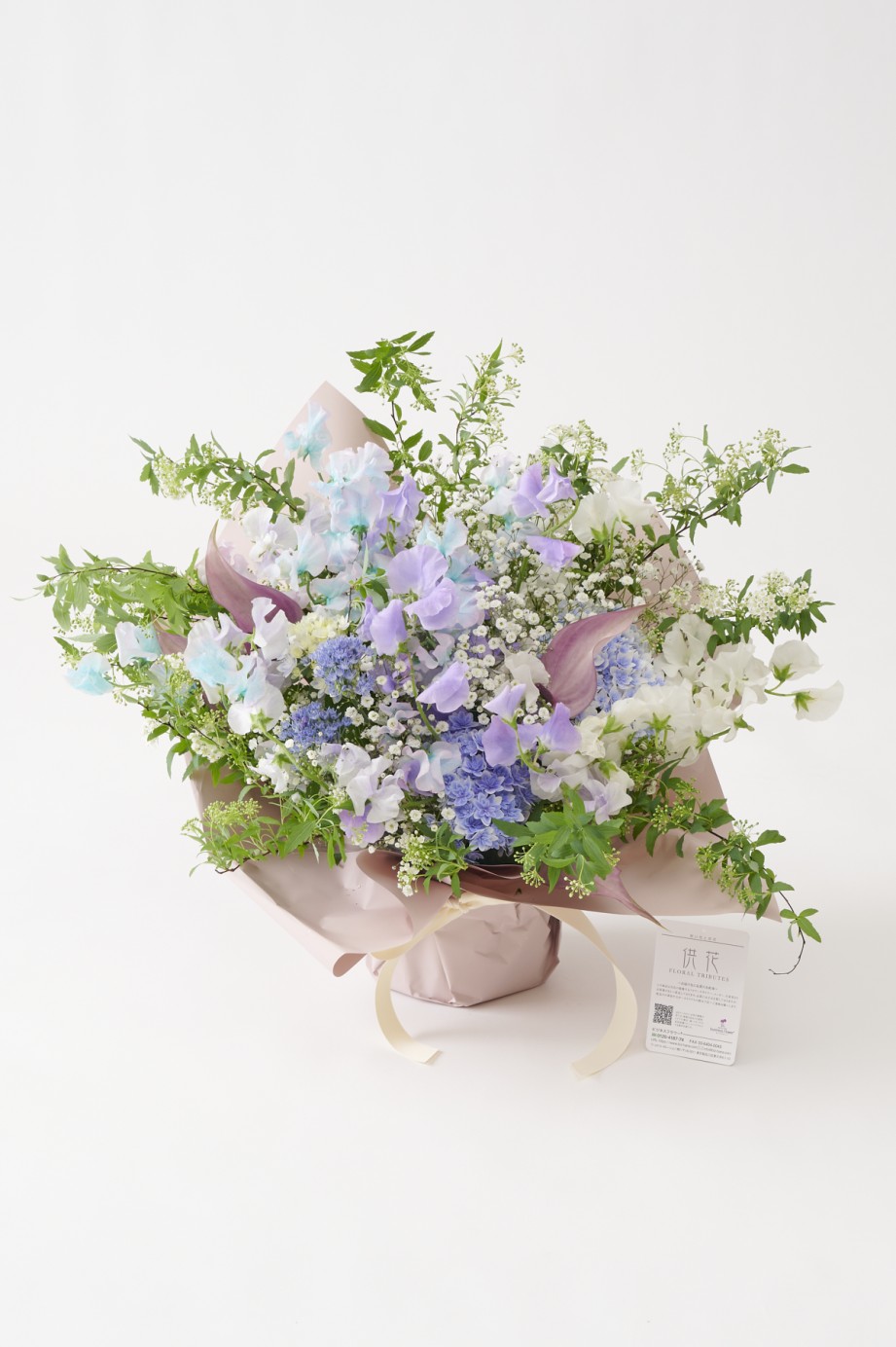 <p>お供え用のアレンジメントフラワーながらも、暗くなり過ぎない春らしい配色が特徴です。</p>