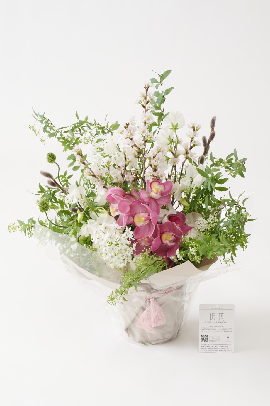 <p>お供え用のアレンジメントフラワーながらも、暗くなり過ぎない春らしい配色が特徴です。</p>