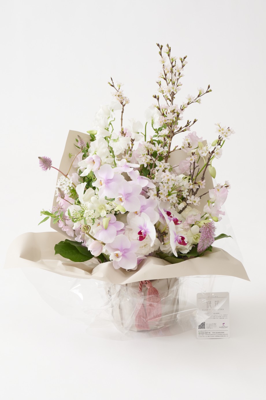 <p>お供え用のアレンジメントフラワーながらも、暗くなり過ぎない春らしい配色が特徴です。</p>