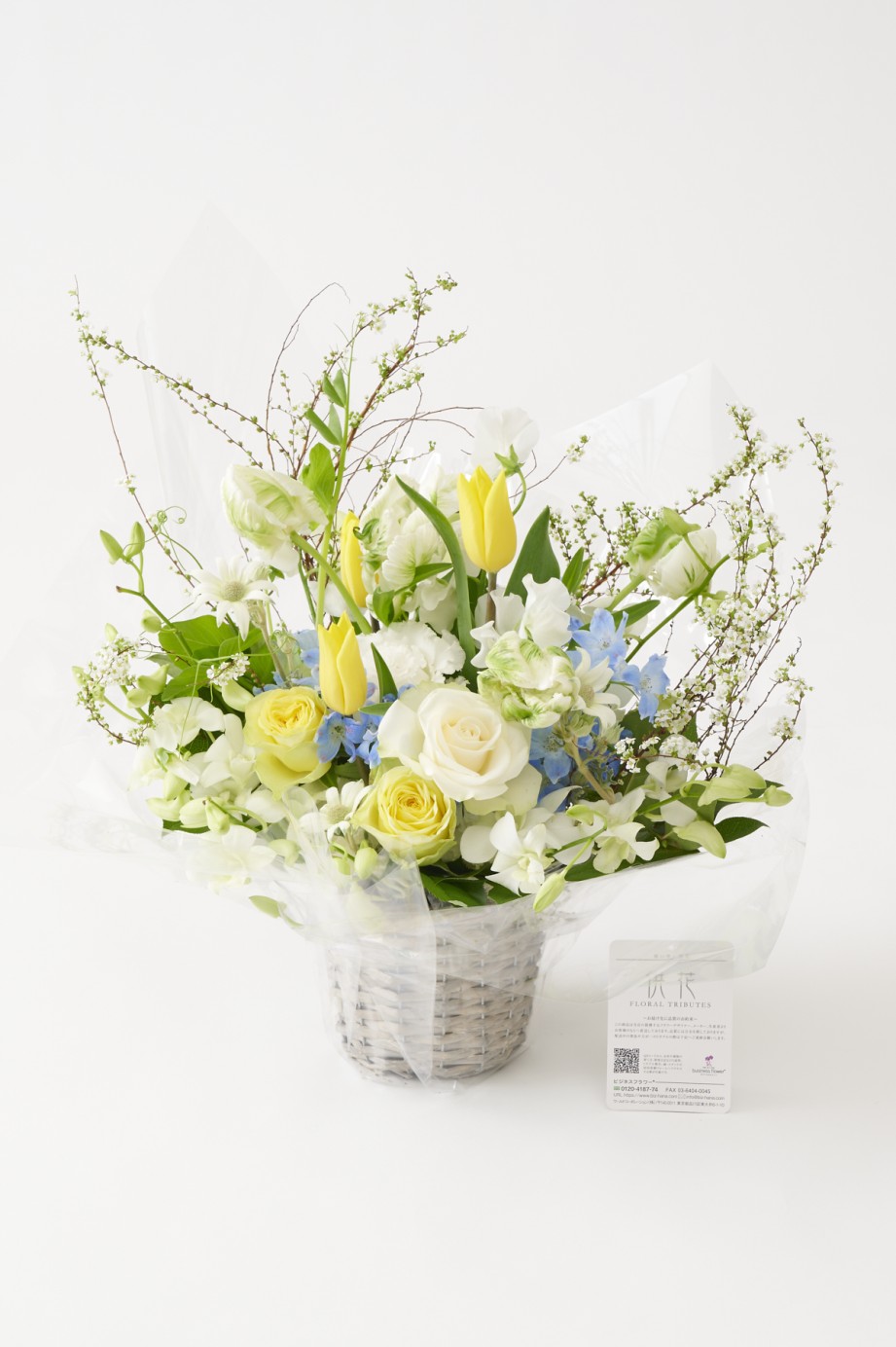 <p>お供え用のアレンジメントフラワーながらも、暗くなり過ぎない春らしい配色が特徴です。</p>