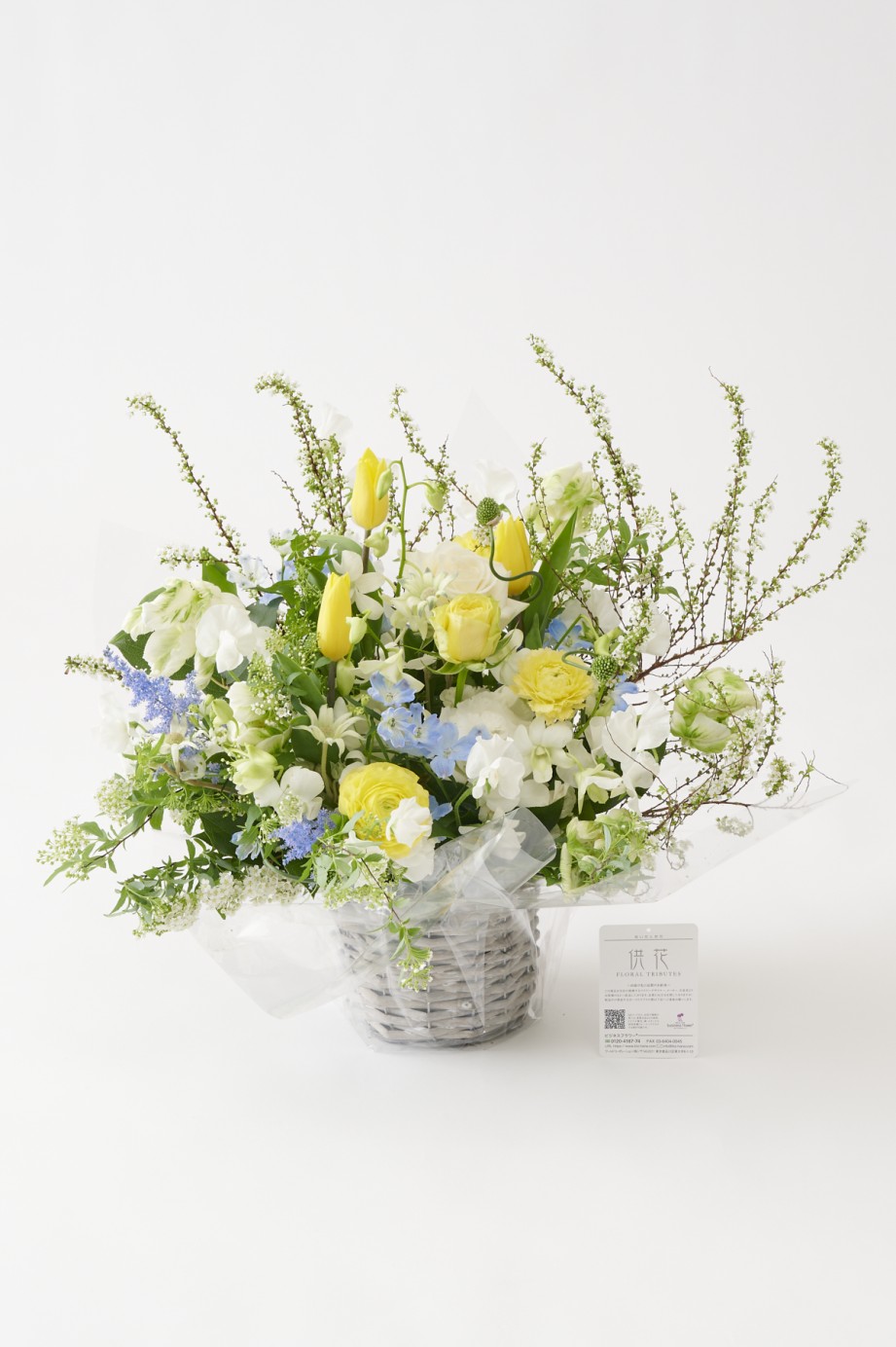 <p>お供え用のアレンジメントフラワーながらも、暗くなり過ぎない春らしい配色が特徴です。</p>