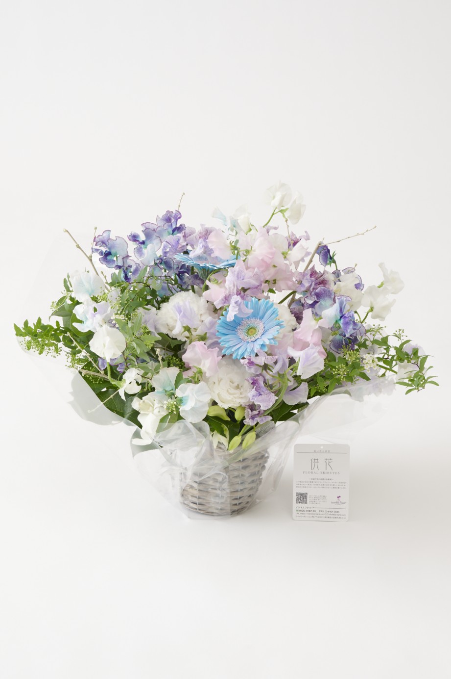 <p>お供え用のアレンジメントフラワーながらも、暗くなり過ぎない春らしい配色が特徴です。</p>