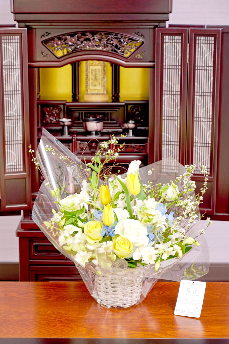 春にかけて人気のチューリップを使用した1月～4月限定のお供え花です。