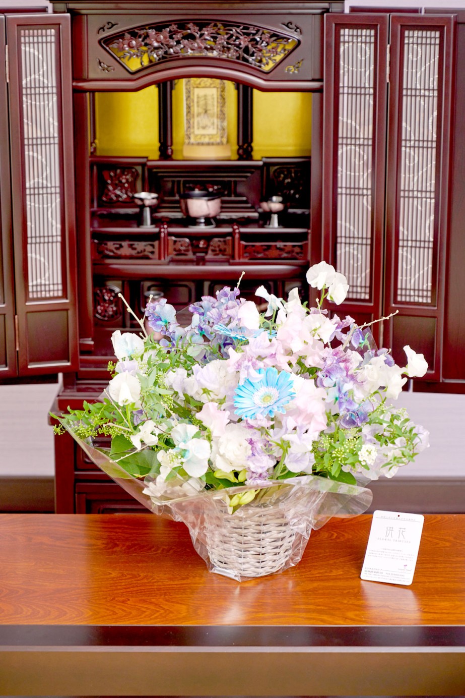 春にかけて人気の桜を使用した1月～4月限定のお供え花です。