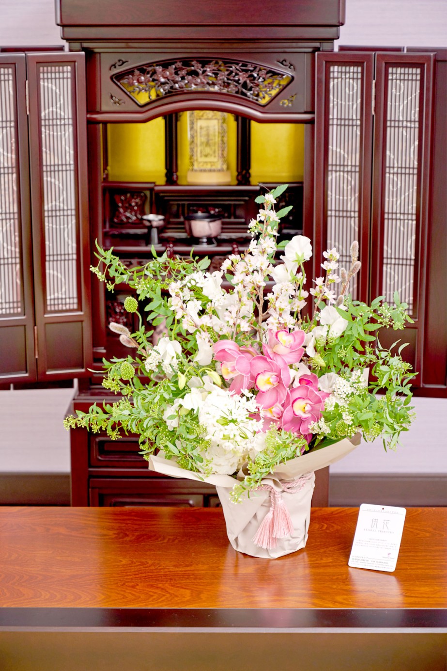 春にかけて人気の桜を使用した1月～4月限定のお供え花です。