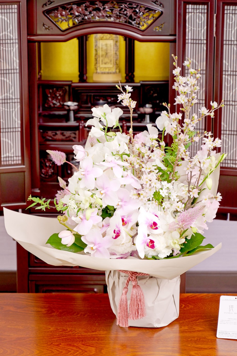 春にかけて人気の桜を使用した1月～4月限定のお供え花です。