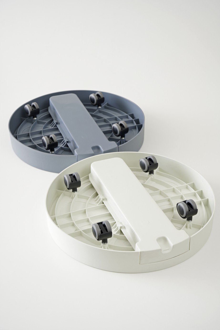 <p>前後左右への方向転換がしやすいキャスターがついており、移動が簡単です。掃除や日当たりに応じてお一人でも観葉植物の移動ができます。</p>