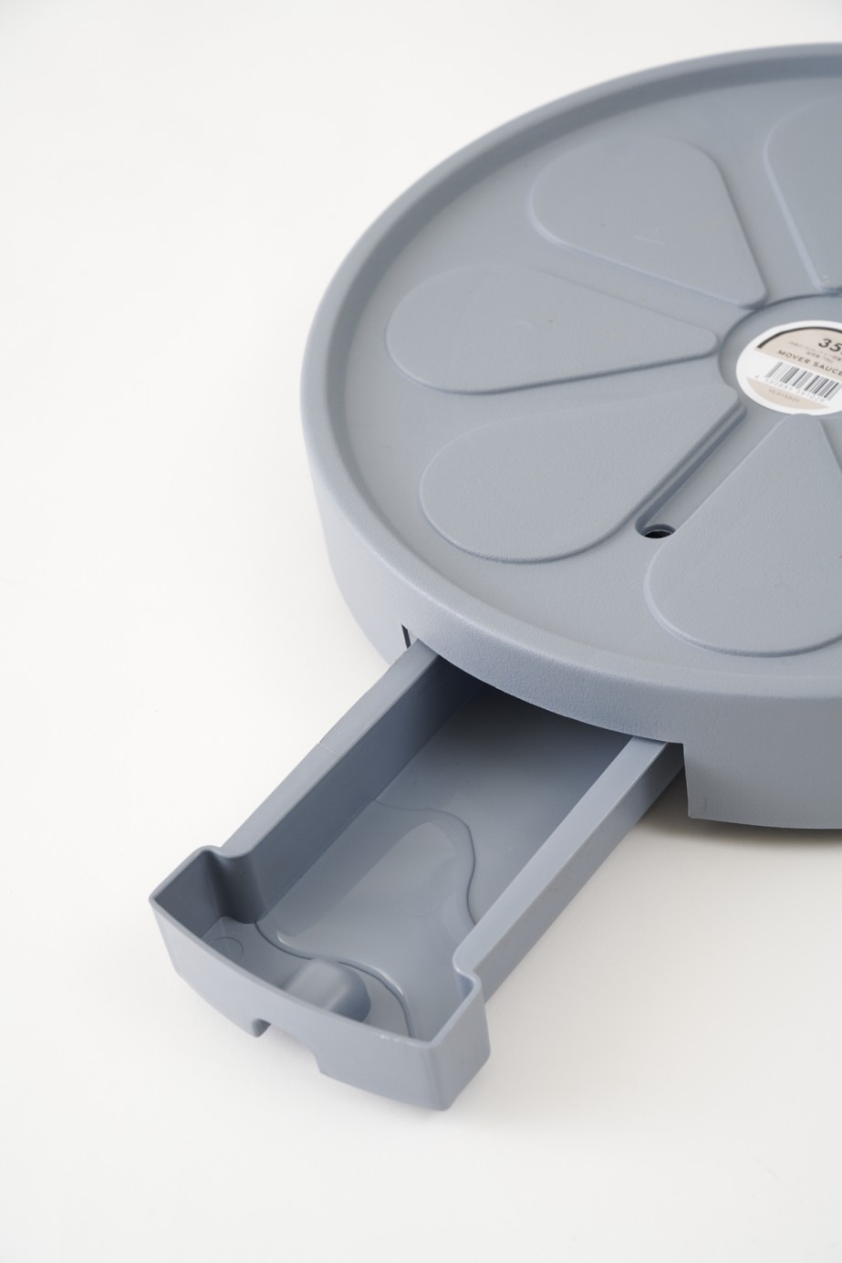 <p>水受けの引き出しがあるため、水やりを多くしてしまっても根腐れを防ぎます。鉢を持ち上げずに簡単に排水処理ができます。</p>