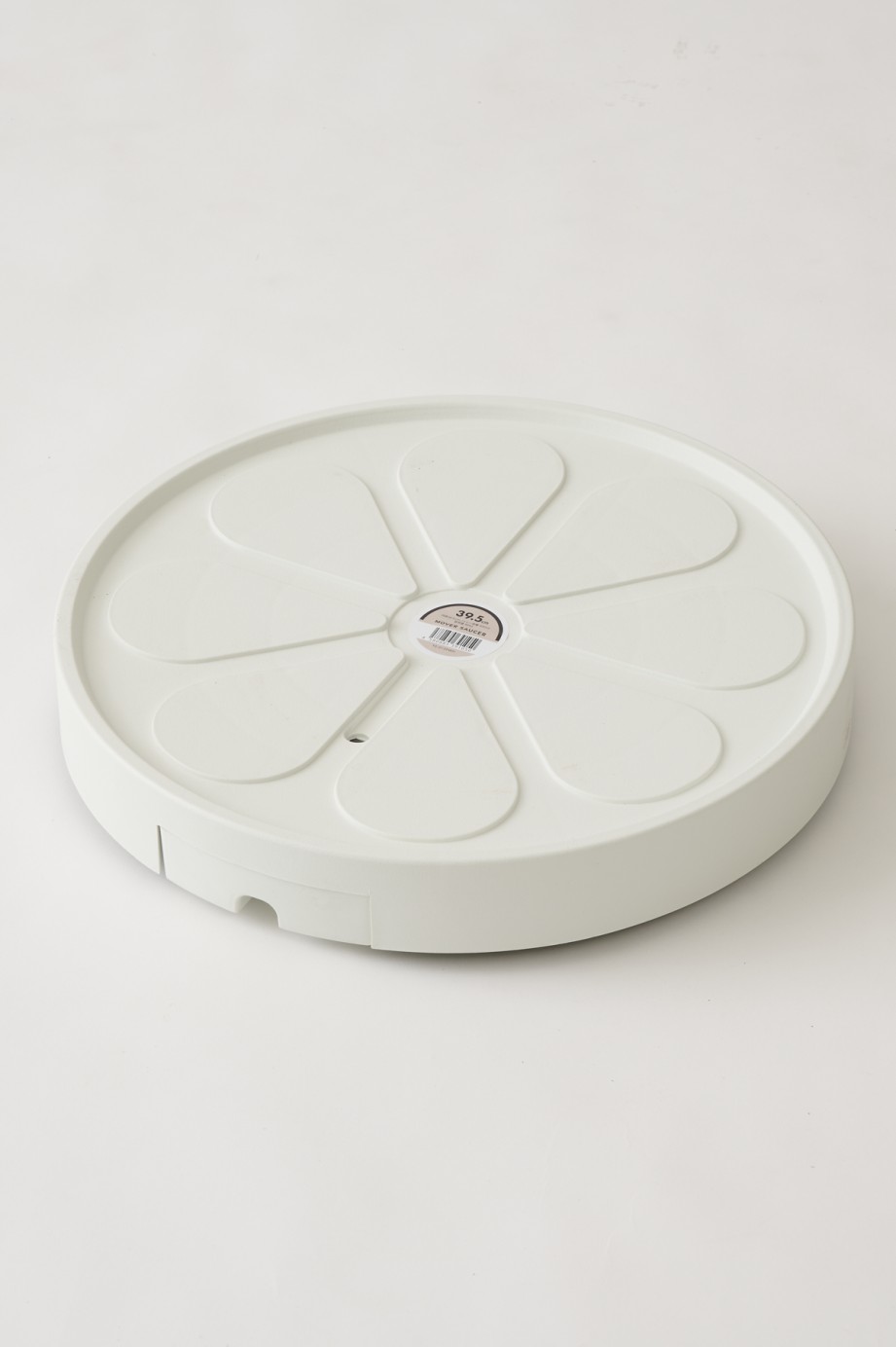 <p>外観を損なわないよう目立たない位置にキャスターが設置されております。</p>