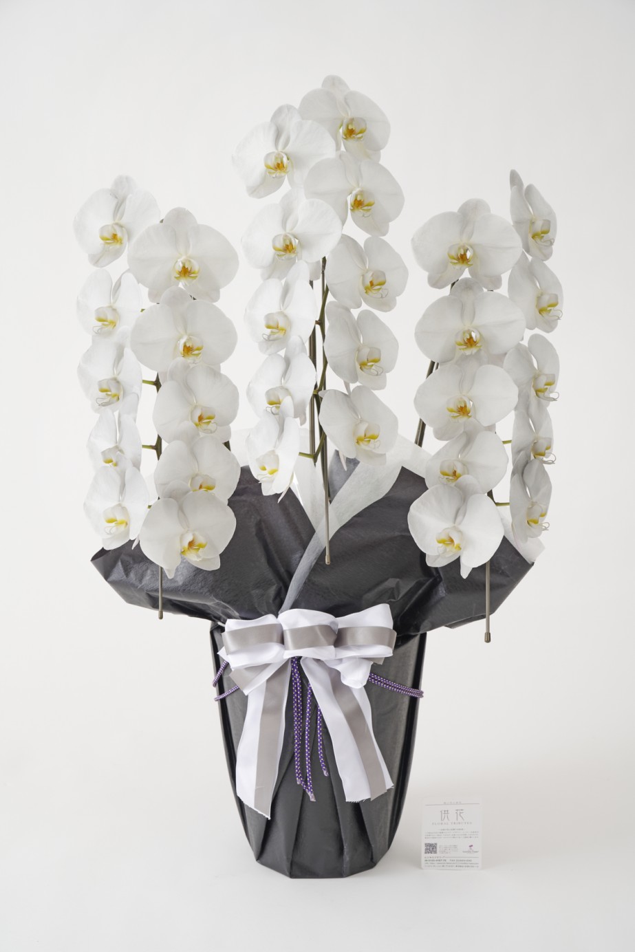 <p>後飾り用の生花・ご霊前のお供え花はもちろん、49日、1周忌、3回忌の法要、お盆など故人を偲ぶお供えとしてご利用ください。</p>