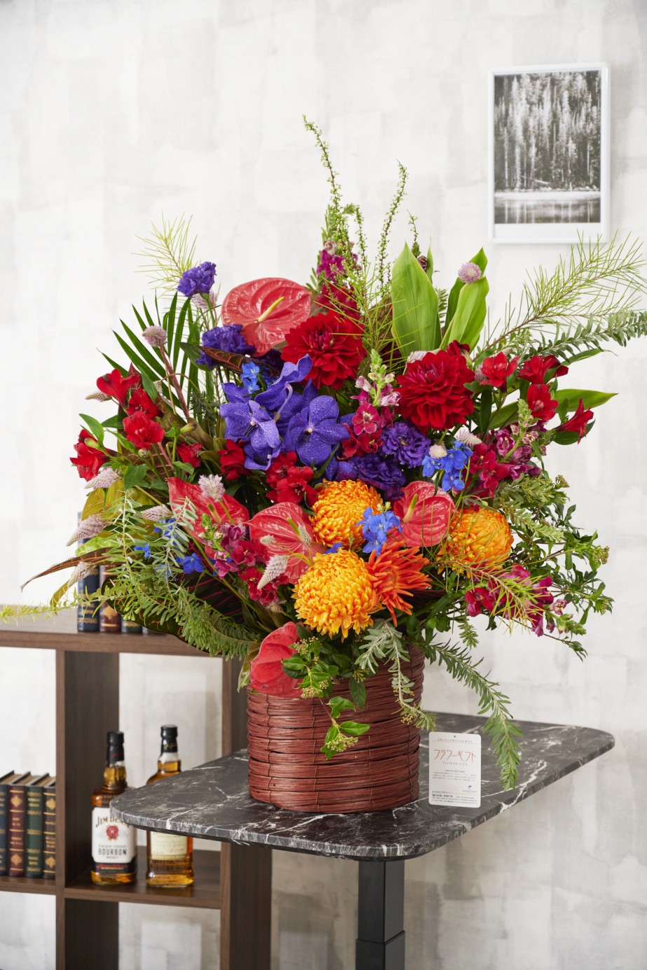 業界で活躍するフラワーデザイナーにおまかせの個性溢れるアレンジメントフラワーです。