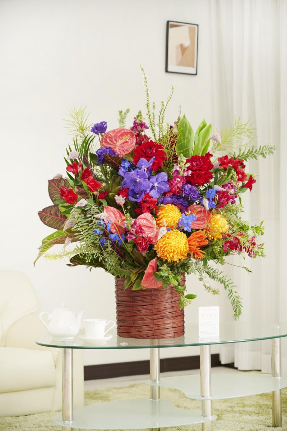 <p>開店祝いや就任祝いなどビジネスシーンはもちろん、個展の開催祝いやお誕生日プレゼントと様々なお祝い事に使用いただけるフラワーギフトです。</p>