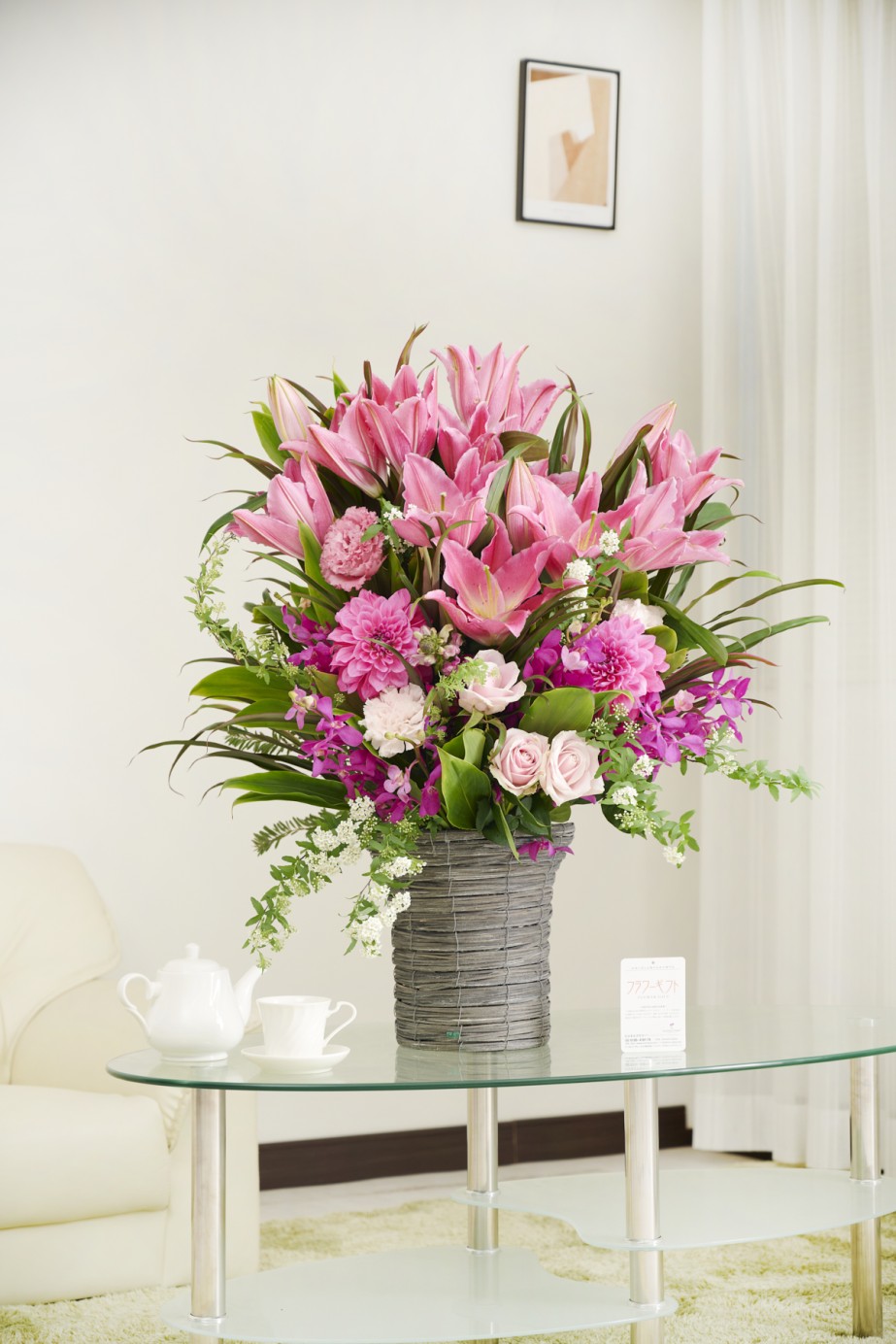 <p>開店祝いや就任祝いなどビジネスシーンはもちろん、個展の開催祝いやお誕生日プレゼントと様々なお祝い事に使用いただけるフラワーギフトです。</p>