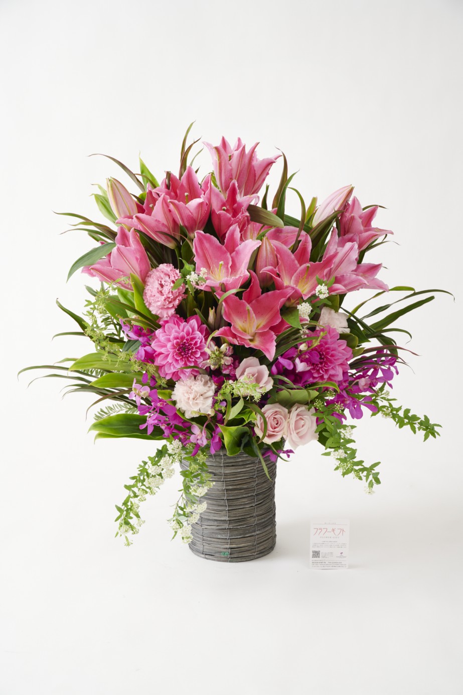 <p>「優雅」「富と繁栄」「愛と幸福」というピンクのユリの花言葉がぴったりな上品でおしゃれなアレンジメントフラワーです。</p>
